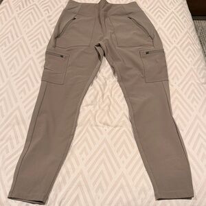 NWOT Athleta Headlands Hybrid Cargo Leggings in Taupe - size 6